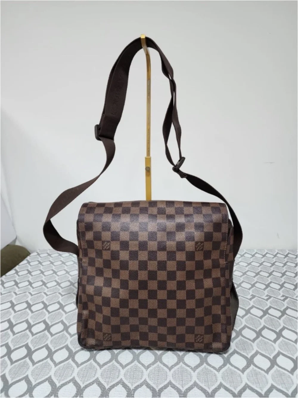 Authentic This authentic LOUIS VUITTON Damier Canvas Naviglio Messenger Bag Brow